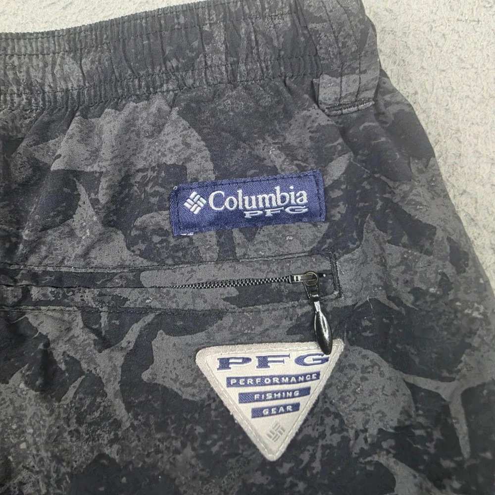 Columbia PFG Performance Fishing Gear Shorts Mens Large Omni-Shade Shark Print